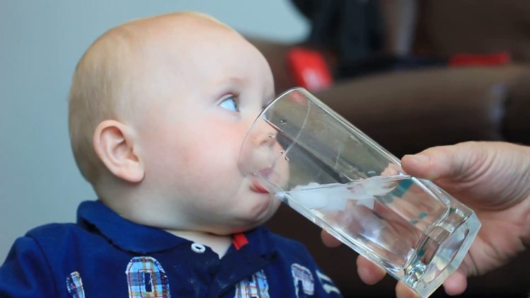 बच्चे दिन भर में पर्याप्त पानी भी पि children should drink adequate amount of water in a day